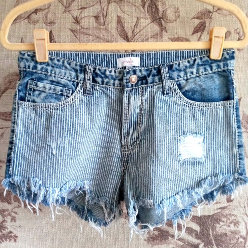 ONTWELFTH STRIPED DISTRESSED DENIM SHORTS SIZE 29